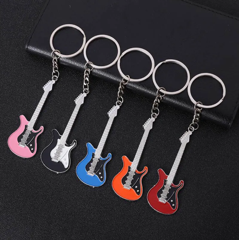 Nuevo diseño llavero de guitarra clásica llavero de coche llavero colgante de instrumentos musicales para hombre mujer regalo al por mayor 17079